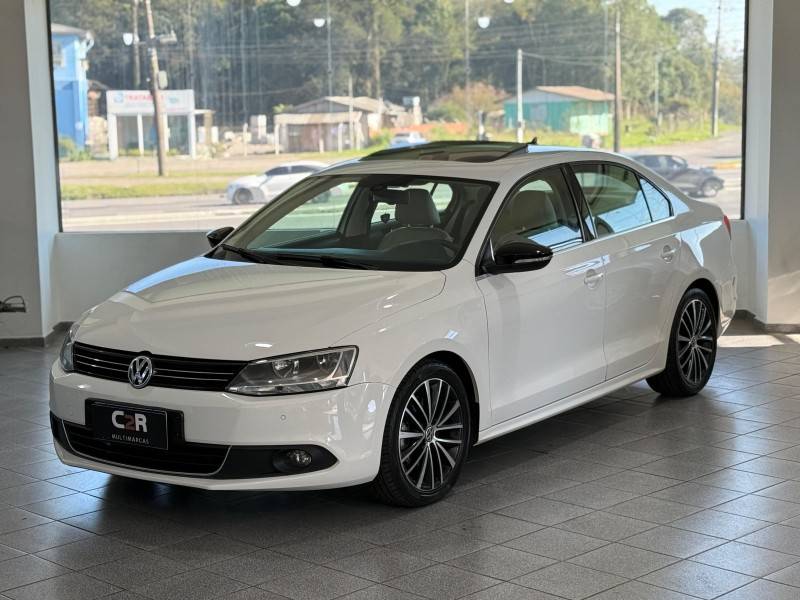 VOLKSWAGEN - JETTA - 2011/2012 - Branca - R$ 69.900,00