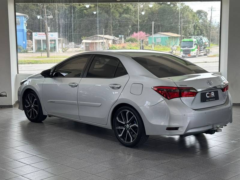 TOYOTA - COROLLA - 2014/2015 - Prata - R$ 84.900,00