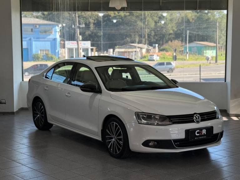 VOLKSWAGEN - JETTA - 2011/2012 - Branca - R$ 69.900,00