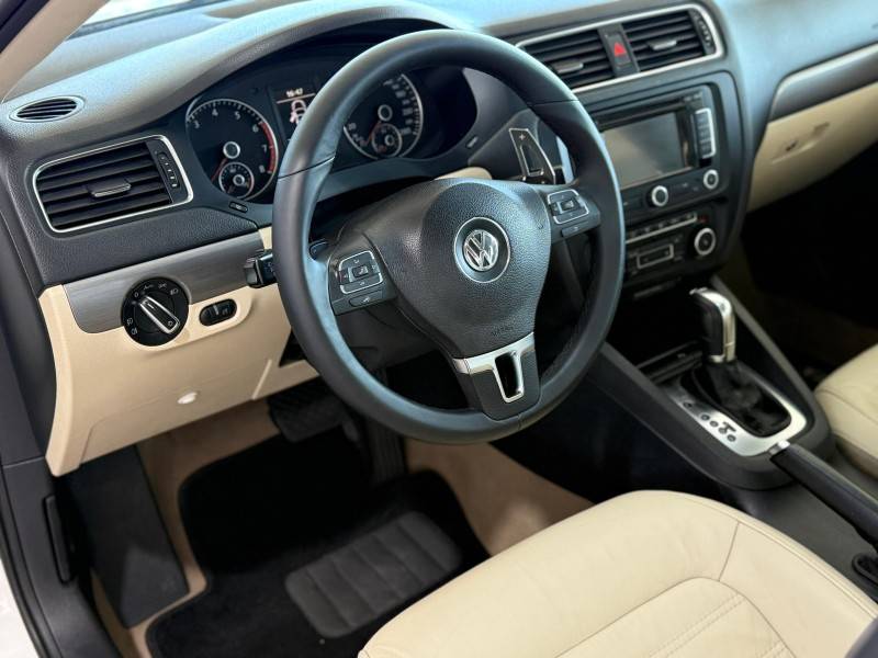 VOLKSWAGEN - JETTA - 2011/2012 - Branca - R$ 69.900,00