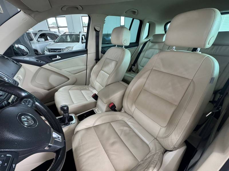 VOLKSWAGEN - TIGUAN - 2013/2014 - Preta - R$ 62.900,00