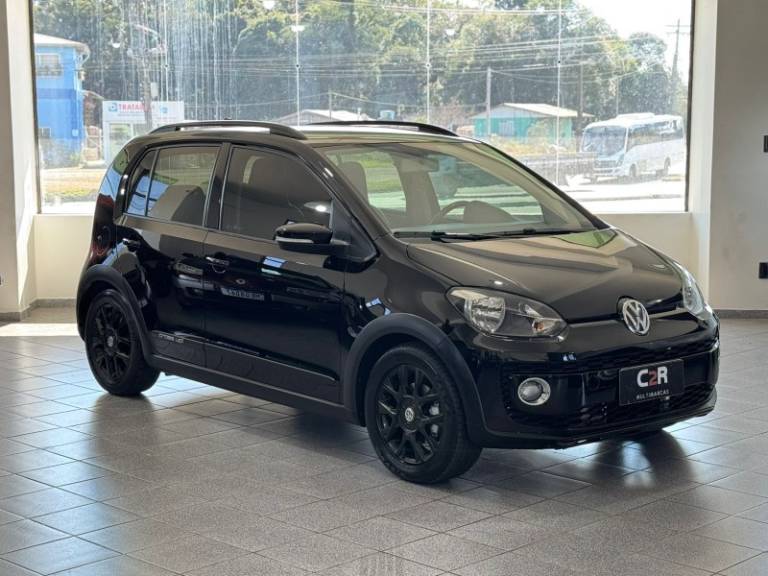 VOLKSWAGEN - CROSS UP - 2015/2016 - Preta - R$ 56.900,00