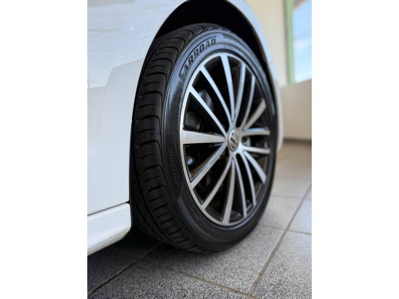 VOLKSWAGEN - JETTA - 2011/2012 - Branca - R$ 69.900,00
