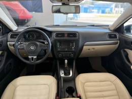 VOLKSWAGEN - JETTA - 2011/2012 - Branca - R$ 69.900,00