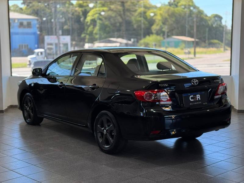 TOYOTA - COROLLA - 2013/2014 - Preta - R$ 66.900,00