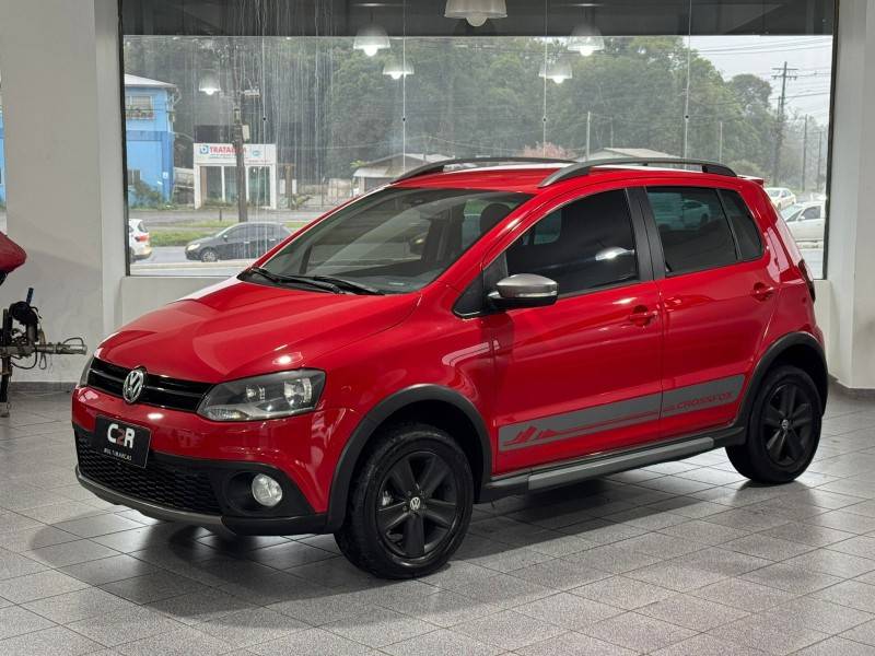 VOLKSWAGEN - CROSSFOX - 2011/2012 - Vermelha - R$ 39.900,00