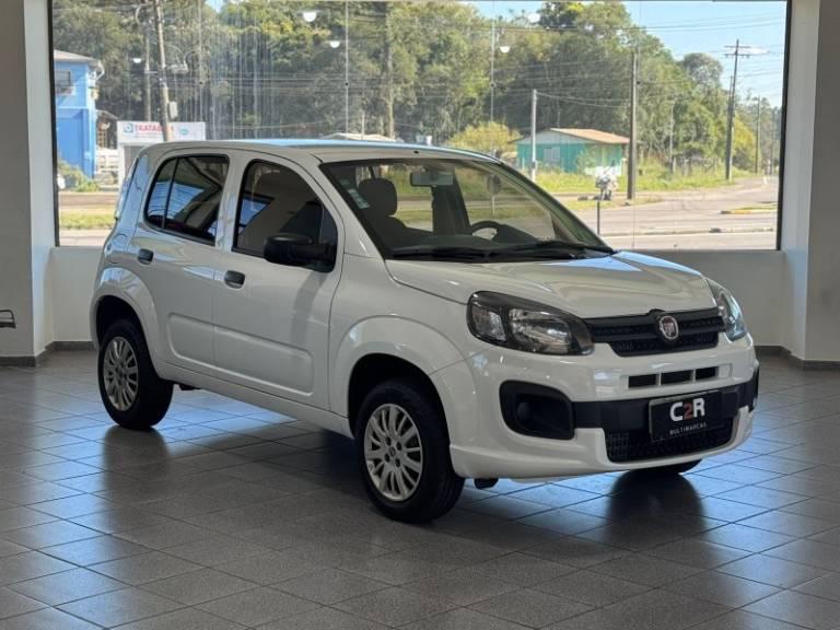 FIAT - UNO - 2017/2018 - Branca - R$ 40.900,00