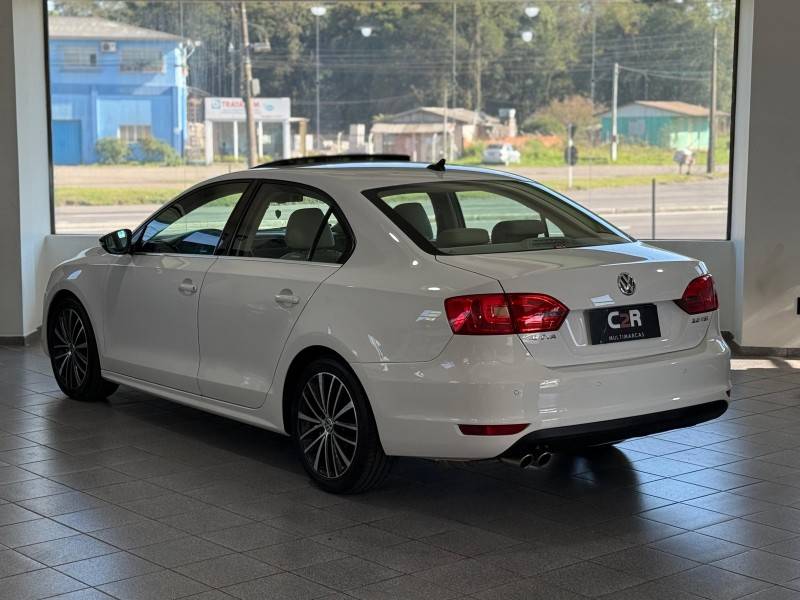VOLKSWAGEN - JETTA - 2011/2012 - Branca - R$ 69.900,00
